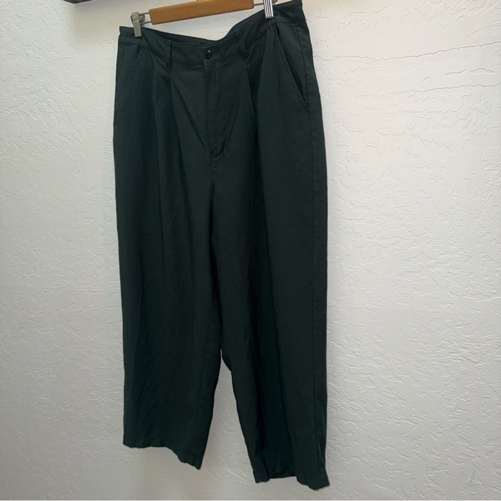 Madewell High-Rise Pleated Cropped Wide-Leg Pants in Forest Green - Picture 4 of 14